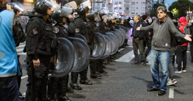 Otra vez empujones y forcejeos entre manifestantes de izquierda y la Policía de la Ciudad.