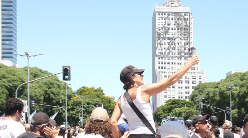 Analizan demoler el edificio con la imagen de Evita en la 9 de Julio