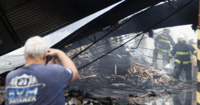 Bomberos de La Matanza controlan un incendio en una fábrica de San Justo