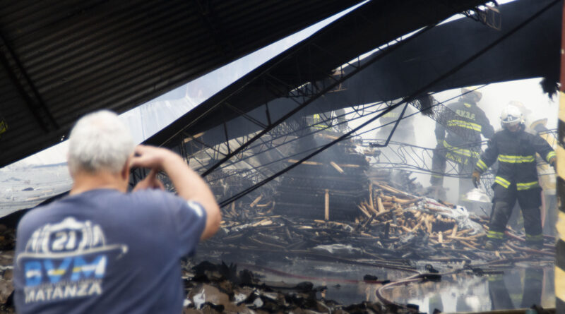 Bomberos de La Matanza controlan un incendio en una fábrica de San Justo