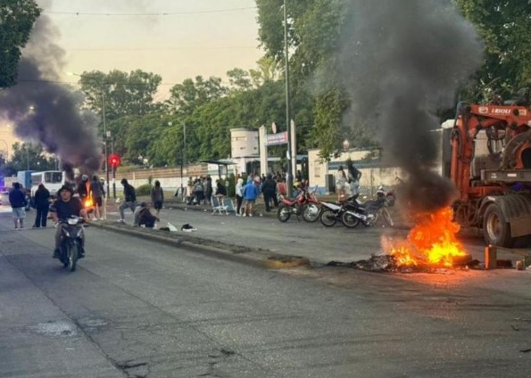 Protesta policial: Se registraron graves incidentes durante la noche del lunes y la madrugada de este martes.