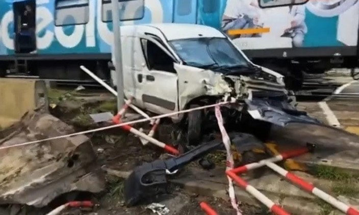Accidente en Ramos Mejía: el tren embistió a un utilitario sentido a la Capital Federal