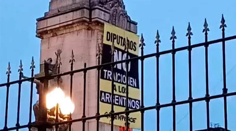 Ley de Glaciares: activistas de Greenpeace sorprendieron nuevamente a la seguridad y colgaron un cartel frente al Congreso