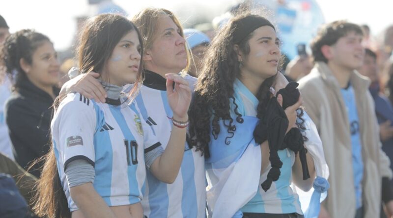 En el Fan Fest MTZ, se vive la semifinal entre Argentina – Inglaterra en pantalla gigante