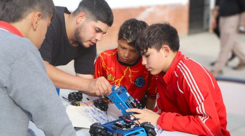 Jóvenes estudiantes de La Matanza en las finales del Triatlón de Robótica de los Juegos Bonaerenses