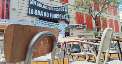 La UBA vuelve a reclamar contra el Gobierno y da clases públicas en Plaza de Mayo