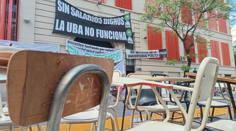 La UBA vuelve a reclamar contra el Gobierno y da clases públicas en Plaza de Mayo